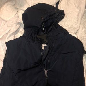 HOODED SLEEVELESS VEST